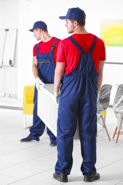 Yeni evimde mobilya taşıyan erkek işçiler