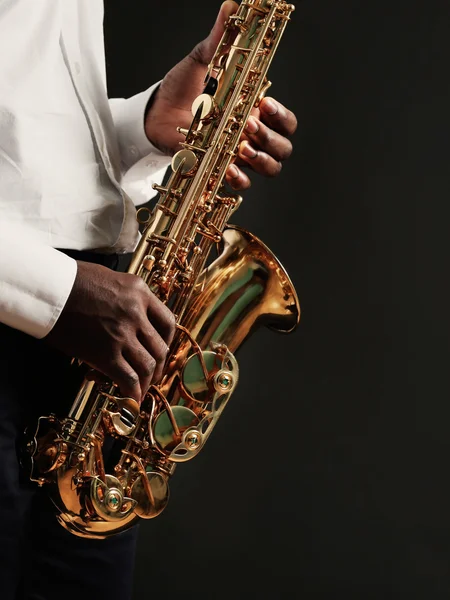Muzikant die saxofoon speelt — Stockfoto