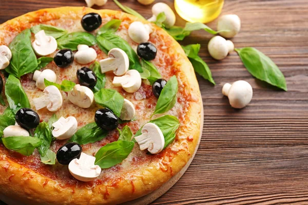 Deliziosa pizza sul tavolo — Foto Stock