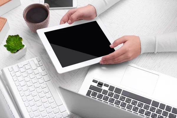 iş kadını ofiste çalışıyor.