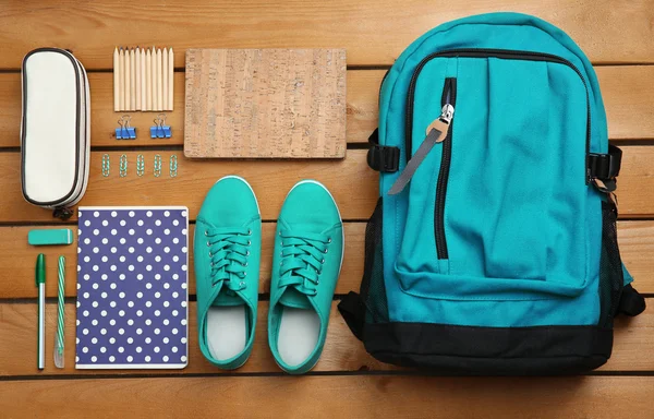 Рюкзак и школьные принадлежности — стоковое фото