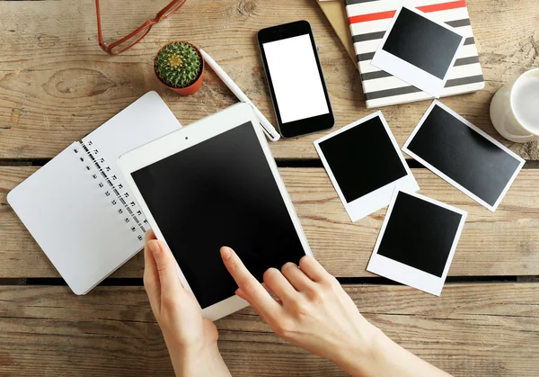 Female hands with tablet — Stock Photo, Image