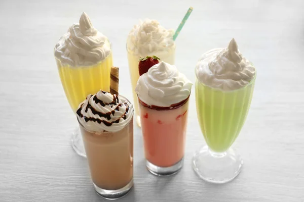 Νόστιμα milkshakes σε ποτήρια — Φωτογραφία Αρχείου