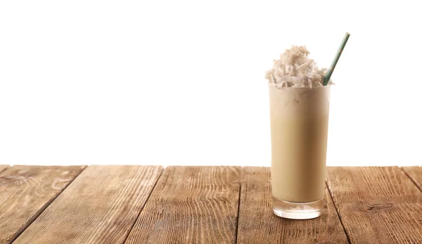 Delicioso batido sobre blanco — Foto de Stock