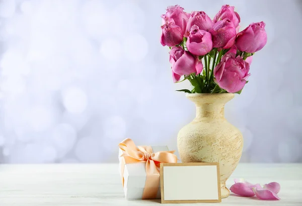 Rose con confezione regalo — Foto Stock