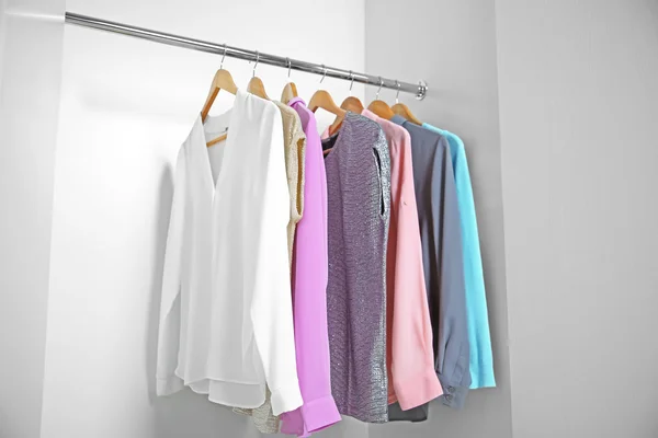 Női ruhák, a szekrény — Stock Fotó