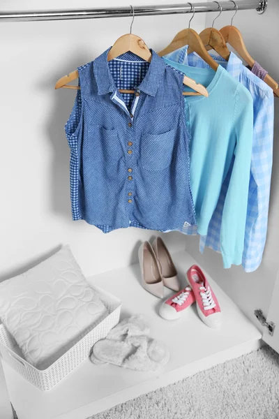 Женская одежда в гардеробе — стоковое фото