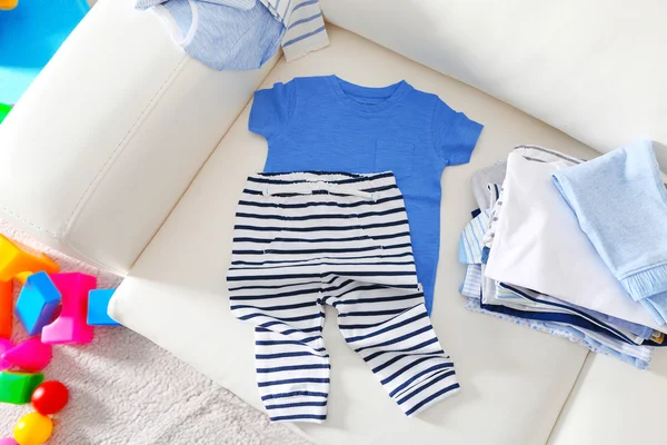 Kanepede bebek giysileri