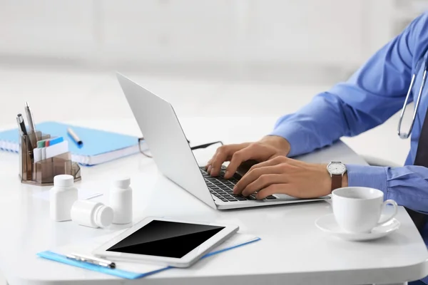 Doctor trabajando en una computadora — Foto de Stock