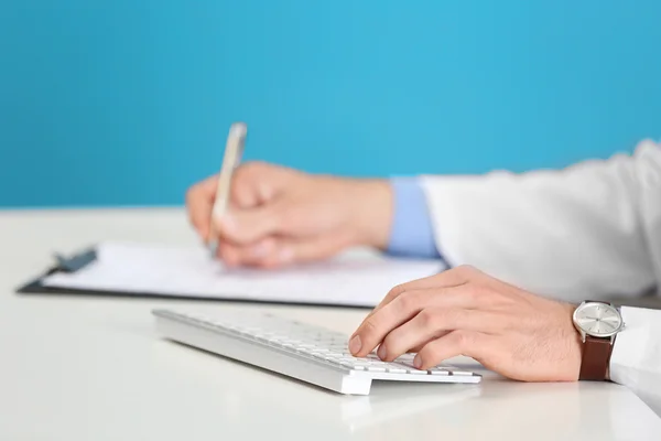 Médico trabalhando em um computador — Fotografia de Stock