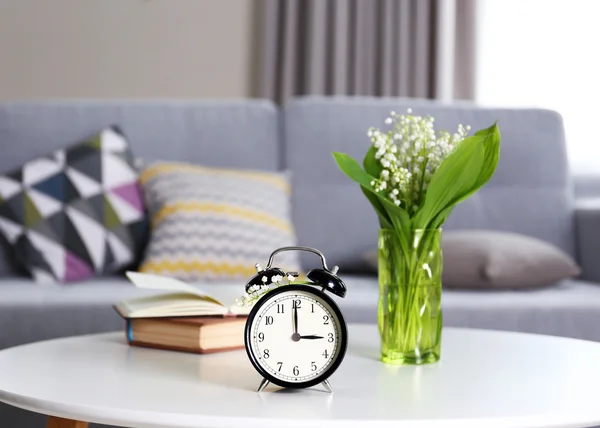 Alarm clock with lily bouquet — Stock Photo, Image