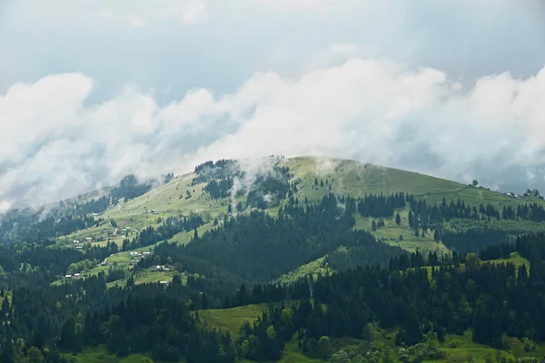 Blick auf neblige Berge — Stockfoto