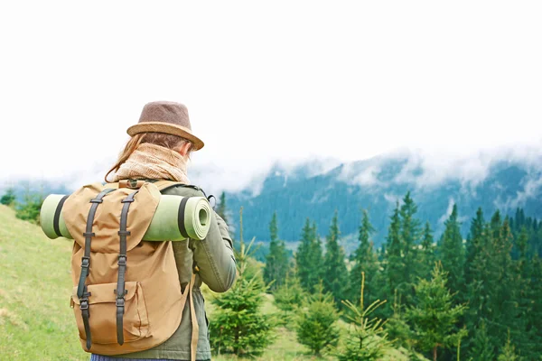 Turista femminile in montagna — Foto Stock