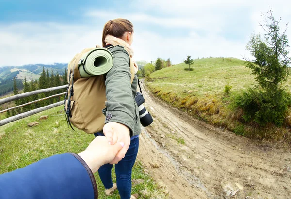 Tourists walking in mountains — Stock Photo, Image