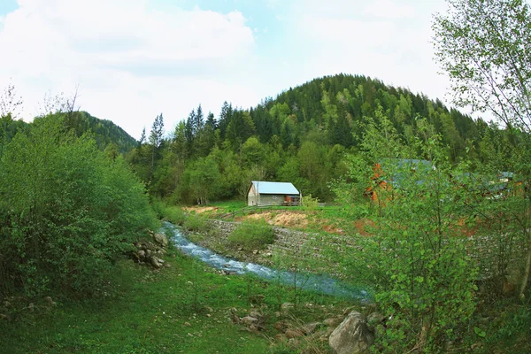 Jeden dom w górach — Zdjęcie stockowe