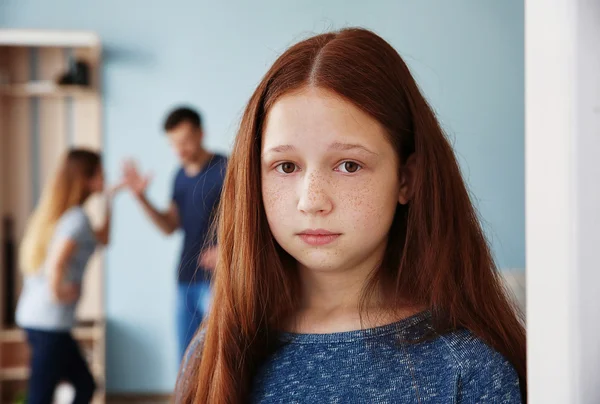 Familienprobleme. Trauriges Mädchen und missbräuchliche Eltern — Stockfoto