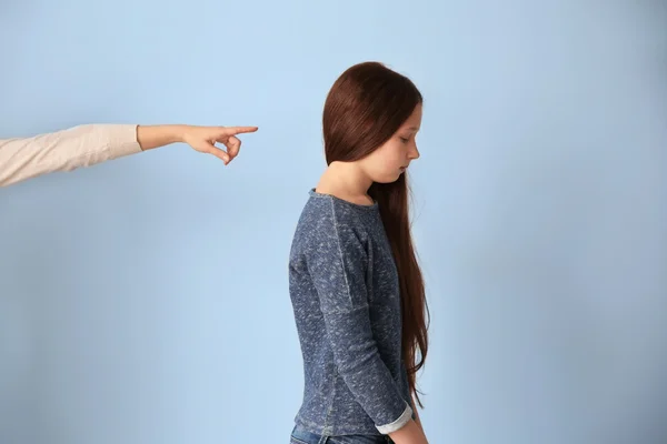 Concepto de problemas familiares. Madre castigando hija —  Fotos de Stock