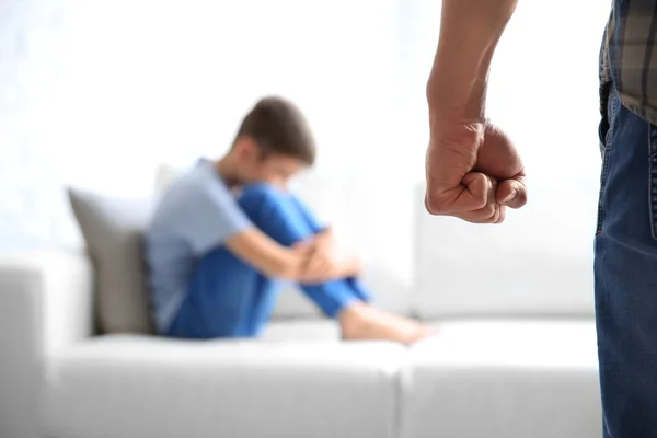 Conceito de problemas familiares. Homem com punho amontoado, de perto — Fotografia de Stock