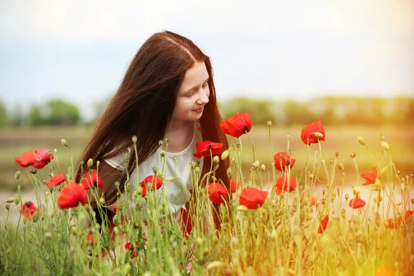 Bella ragazza nel campo di papavero — Foto Stock