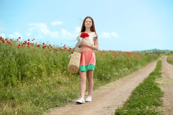 Belle fille dans le champ de pavot — Photo