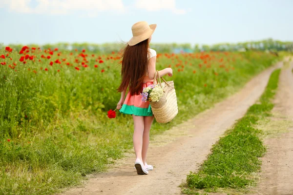 Hermosa chica en campo de amapola — Foto de Stock