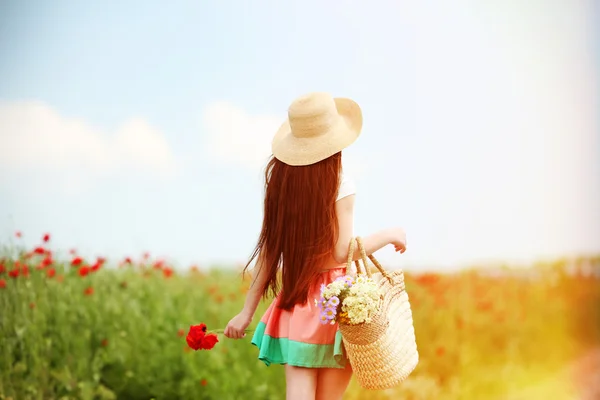 Hermosa chica en campo de amapola — Foto de Stock