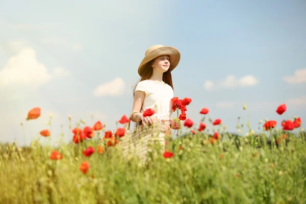 Mooi meisje in papaverveld — Stockfoto