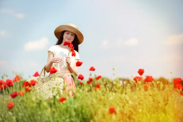 Bella ragazza nel campo di papavero — Foto Stock