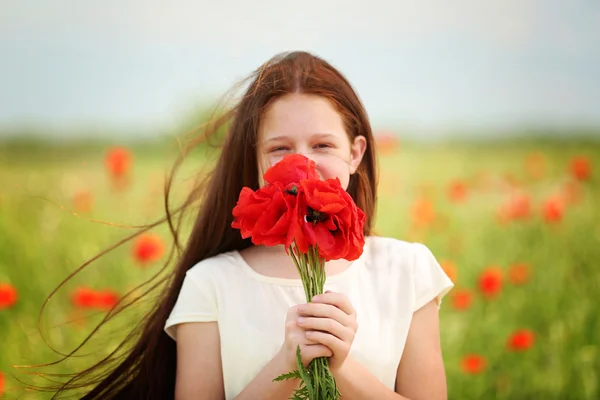 Bella ragazza nel campo di papavero — Foto Stock