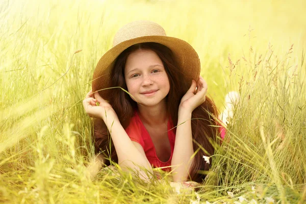 春の野生花草原で甘い女の子 — ストック写真