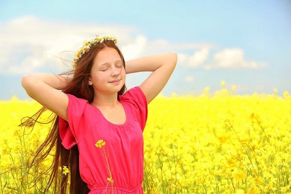 Dolce ragazza in prato con fiori primaverili selvatici — Foto Stock