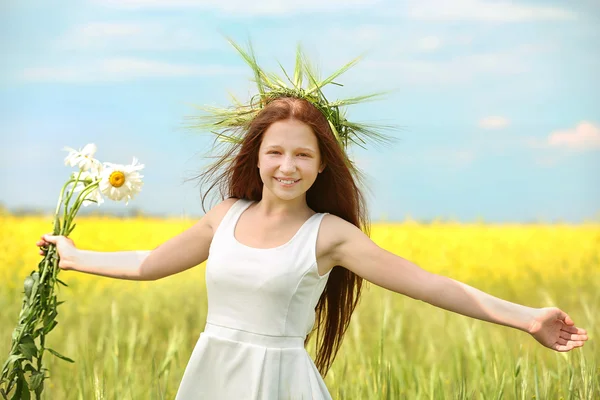 Douce fille dans la prairie avec des fleurs sauvages de printemps — Photo