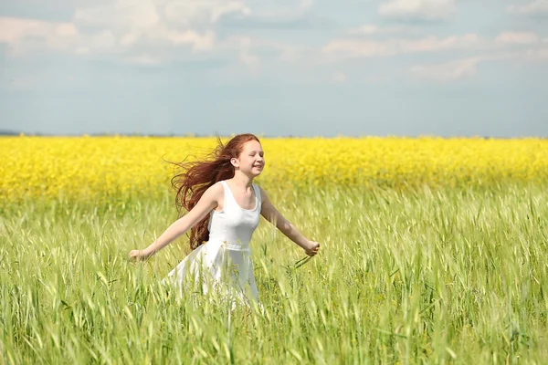 Douce fille dans prairie de printemps — Photo