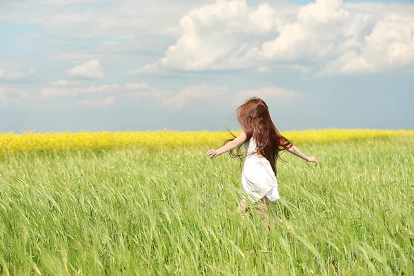 春の牧草地で甘い女の子 — ストック写真