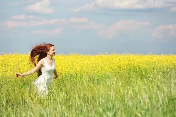 Dolce ragazza nel prato primaverile — Foto Stock