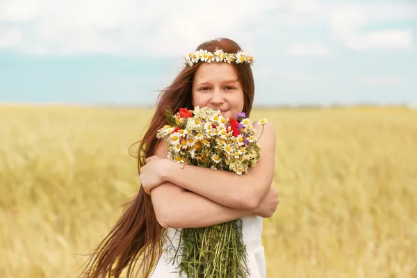 Portrait de fille dans la prairie avec bouquet de fleurs sauvages de printemps — Photo