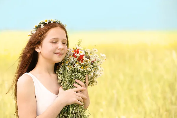 Retrato de niña en el prado con flores silvestres de primavera ramo —  Fotos de Stock