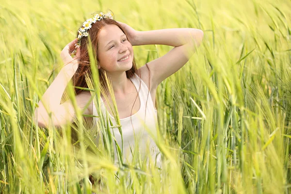 Dolce ragazza in prato con fiori primaverili selvatici — Foto Stock