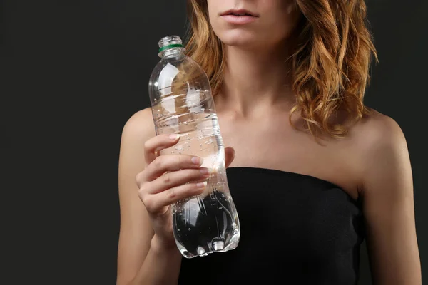 Vrouw op dieet met water — Stockfoto