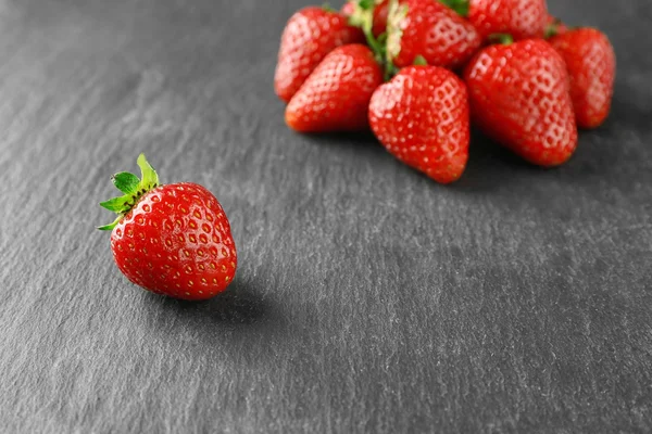 Fresh strawberries on table — Stock Photo, Image