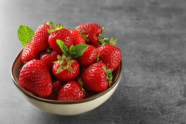 Verse aardbeien in kom — Stockfoto