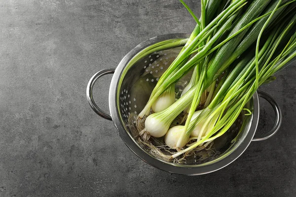 Kevgir içinde taze yeşil soğan