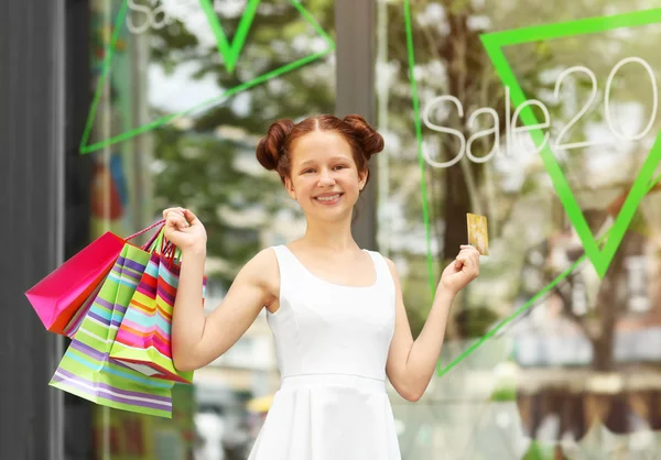 Piękna dziewczyna z torby na zakupy na ulicy — Zdjęcie stockowe