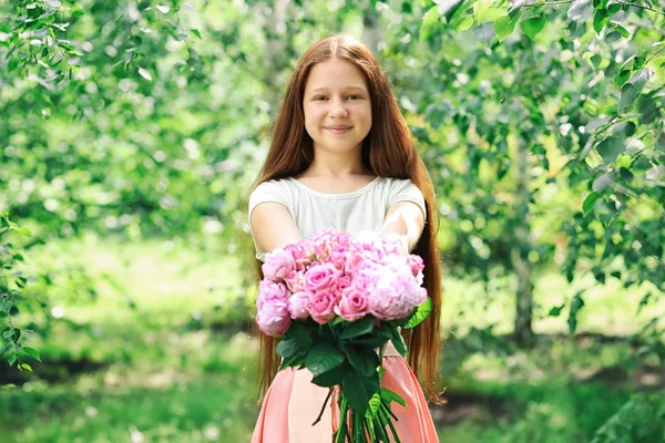 Belle fille avec bouquet frais dans le jardin — Photo