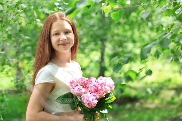 庭の新鮮な花束で美しい少女 — ストック写真