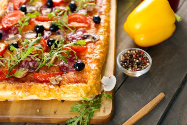 Dikdörtgen lezzetli pizza 