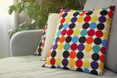 Odadaki kanepede yastıklar.