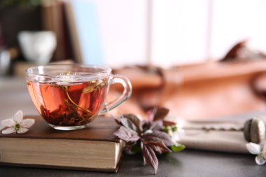 Kitaplı bir fincan çay. 