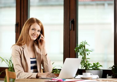 Akıllı telefon kullanan yaratıcı kız 