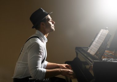 Piyano çalan müzisyen